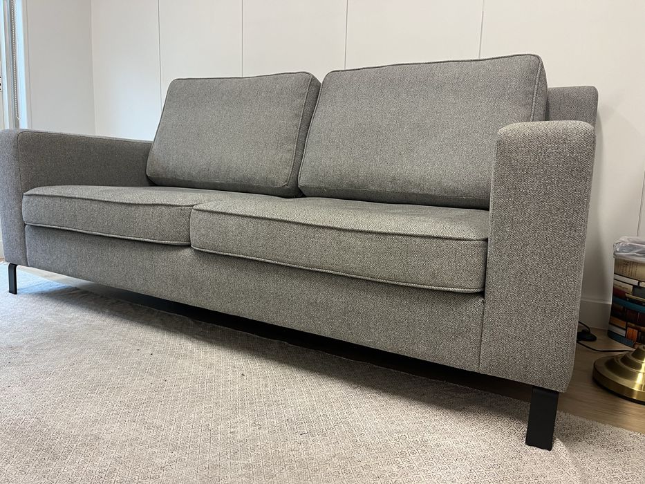 Sofá cinza-claro 4 lugares