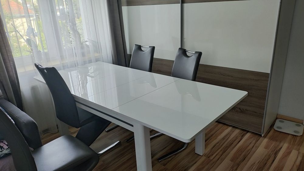 Biały stół rozkładany na wysoki połysk 90x136–210 cm + krzesła GRATIS