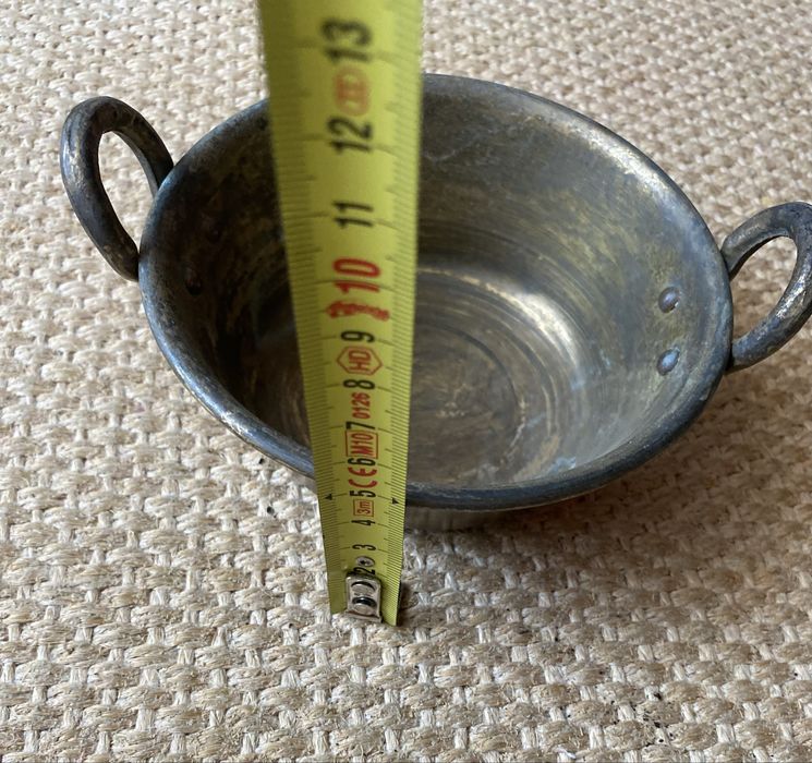 Taça antiga pequena em bronze