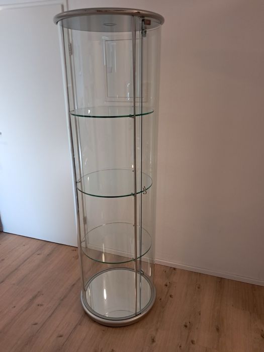 Скляна вітрина з підсвіткою