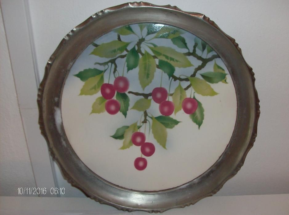 Prato antigo em louça e estanho