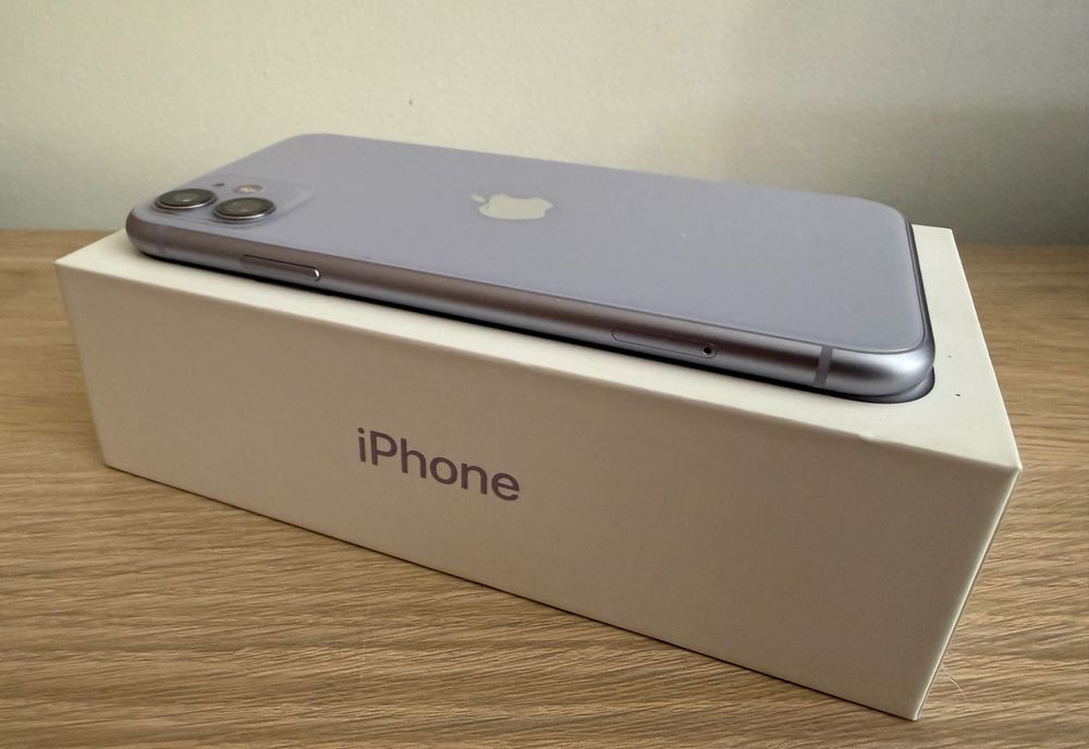 Apple iPhone 11 (64GB) - Purple