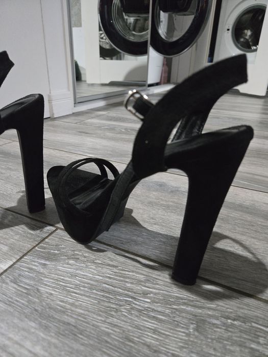 Sprzedam buty na koturnie
