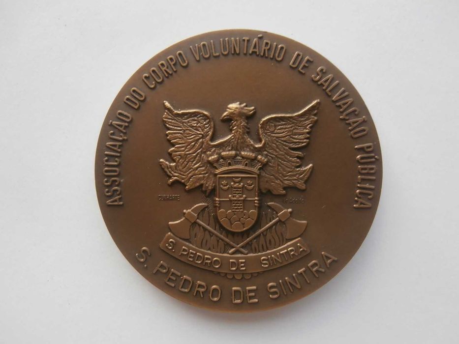 Várias medalhas de bombeiros