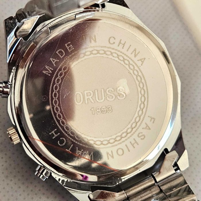 Relógio em liga metálica com caixa prateada