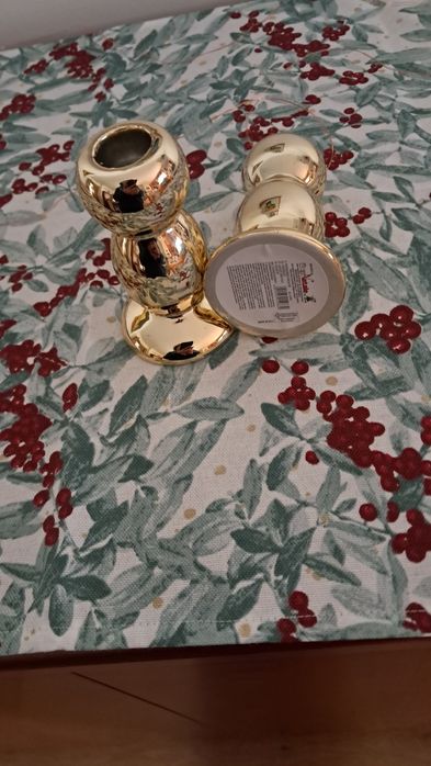 Dois castiçais dourados novos