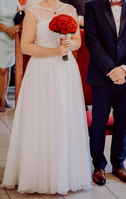 Suknia ślubna, piękna i subtelna