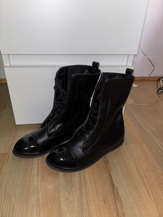 Czarne workery motocyklowe