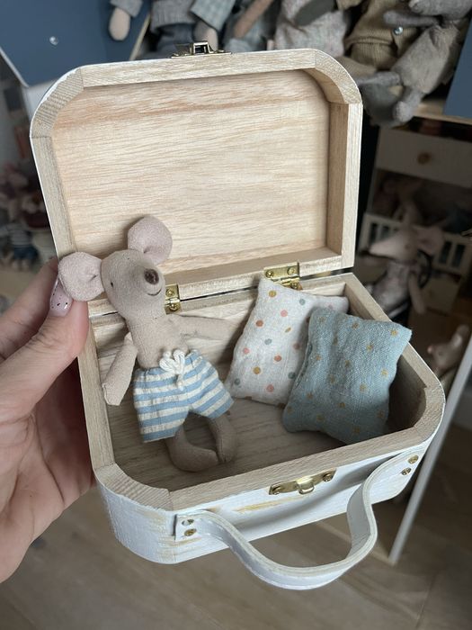 Myszka Maileg, dwoe poduszki i drewniana skrzynka