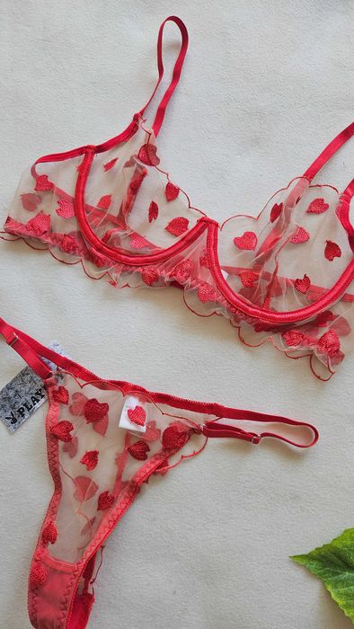 NOWY komplet bielizny Playboy biustonosz stringi w serduszka seksowna bielizna biustonosz stringi stanik majtki