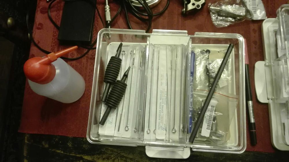 Material variado para fazer tatuagens
