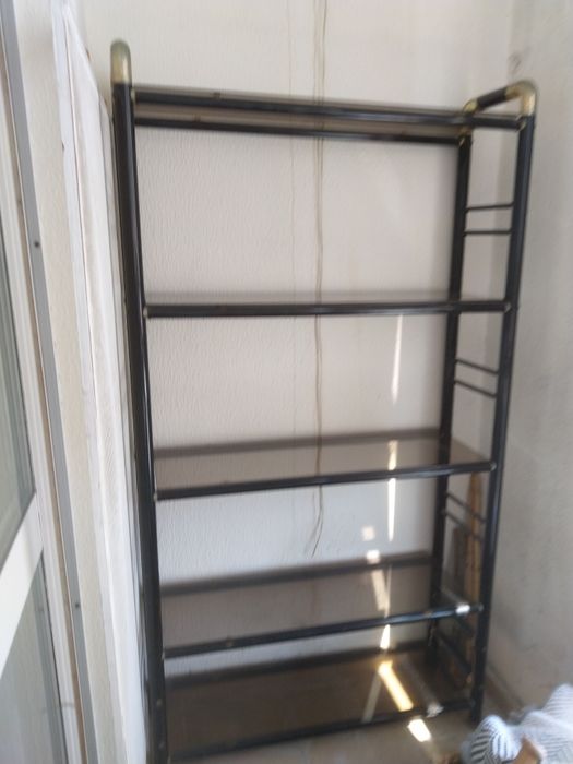 Estante de metal e prateleiras de vidro