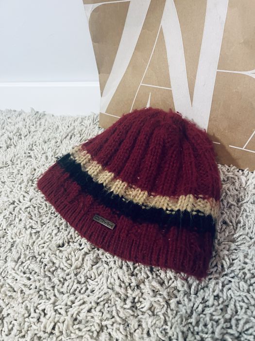 Bordowa czapka w prazki zimowa