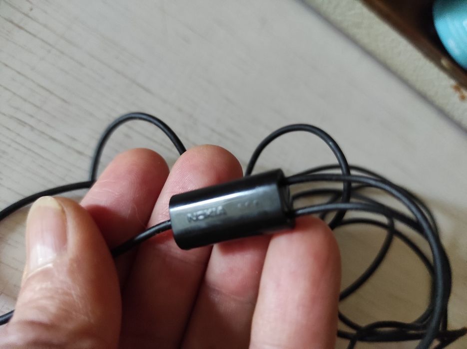 Наушники проводные  к мобильному телефону