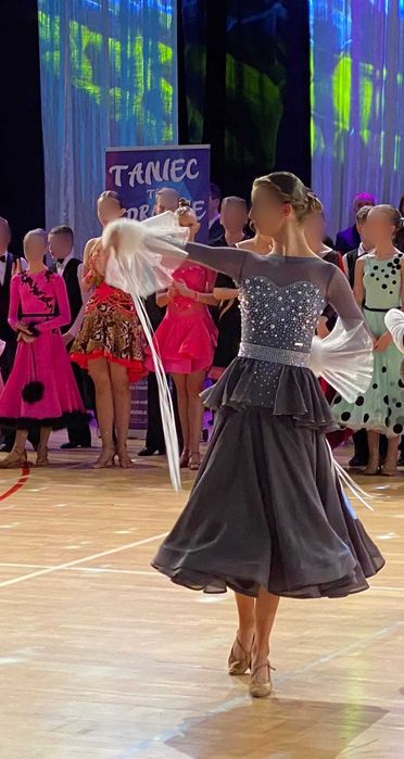 Sukienka zdobiona do sandardu