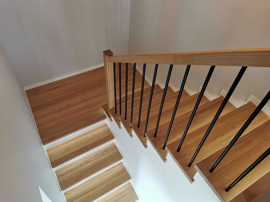 Schody drewniane na beton, samonośne, nakładki na schody