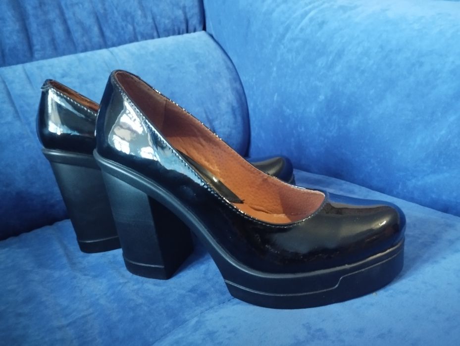 Продам шкіряні лаковані туфлі