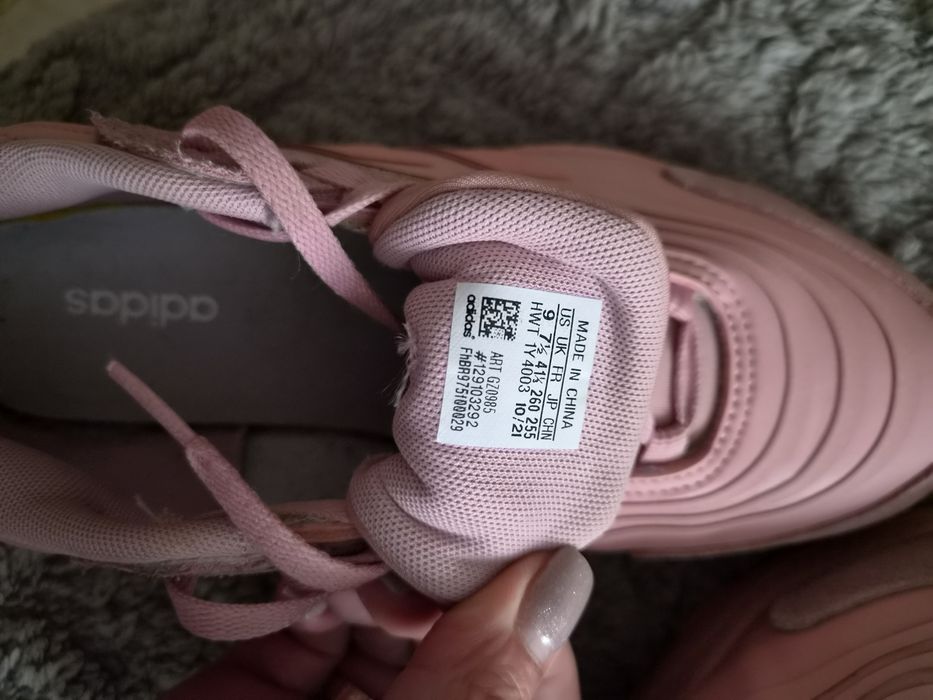 Кросівки adidas рожеві.