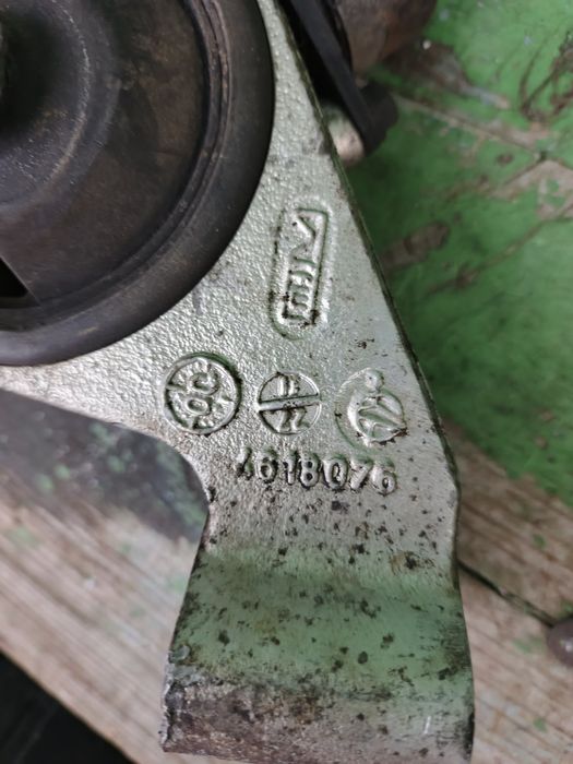 Подушка, опора двигателя на каризму 4618076