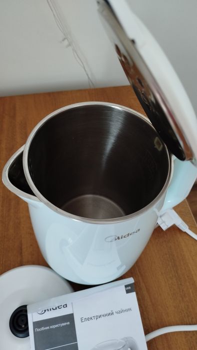 Продам электрочайник Midea
