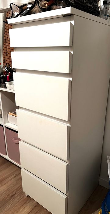 Cómoda branca com espelho