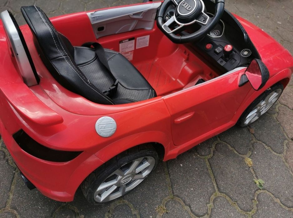 Samochód Audi i skuter Vespa na akumulator