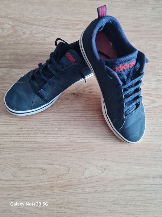 Vendo Ténis Adidas 10€  + Tenis Kipsta 6€