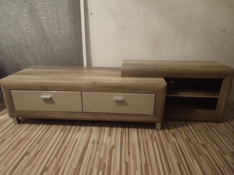 Dwie szafki z lampkami