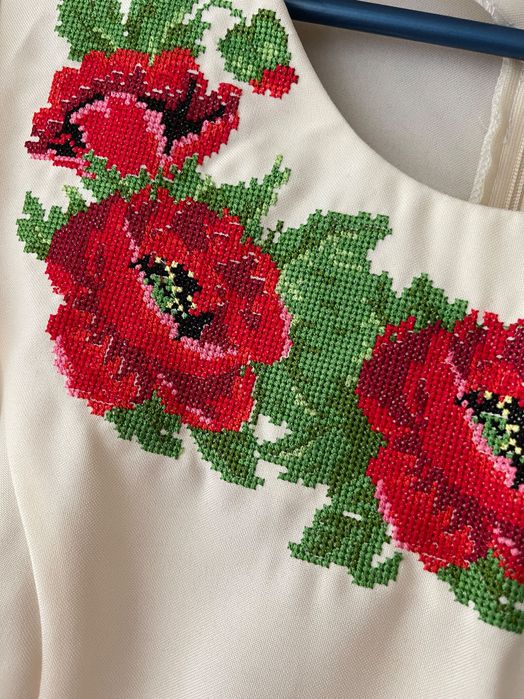 Вишите плаття червоні троянди