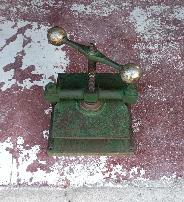 Antiga prensa de papel