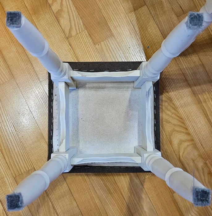 Дерев'яний стіл та стільці