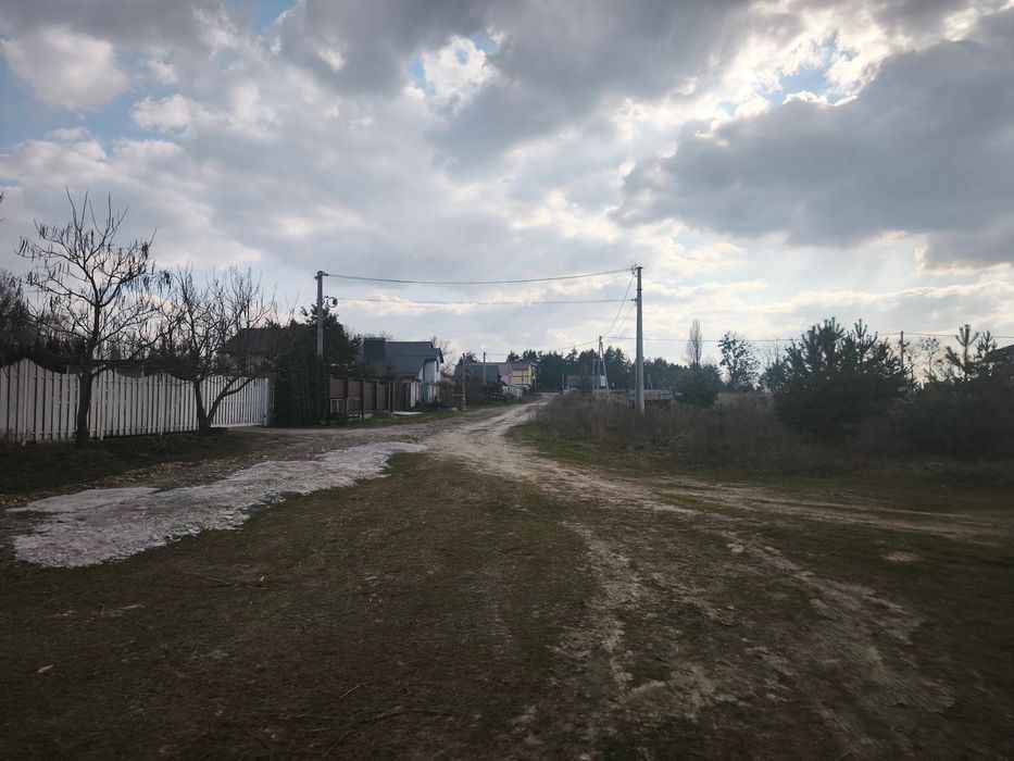 Продам ділянку в Білогородці. Обжите місце поряд з соснами.