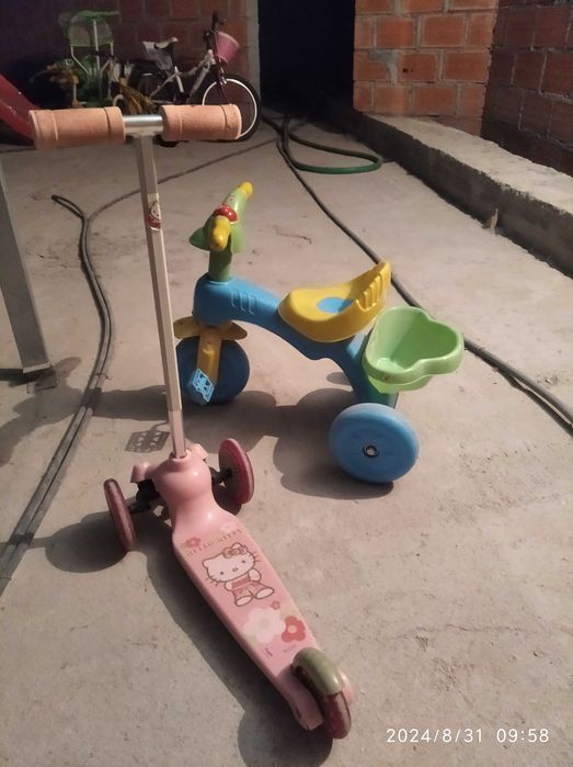 Triciclo e trotinete para menina.