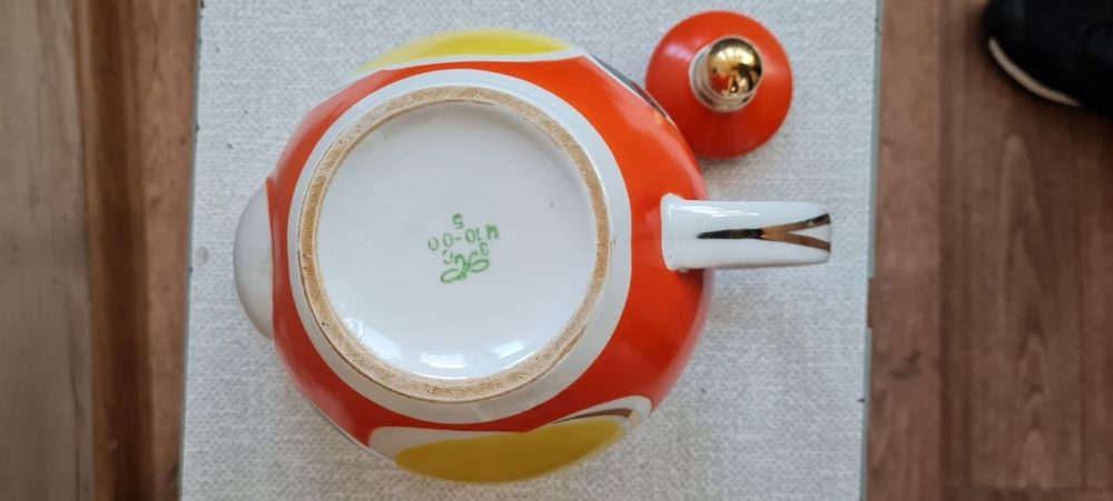 Чайник из набора «Яблоневый сад» фарфор клеймо Полонное, СССР 1980е