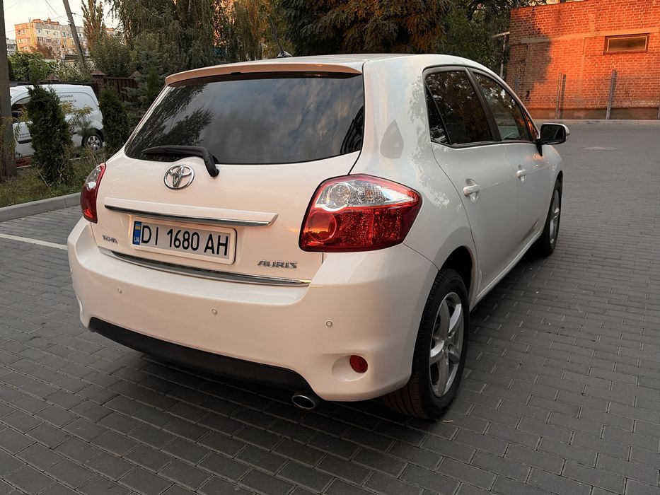 В продажу Toyota Auris 2010 рестайлінг