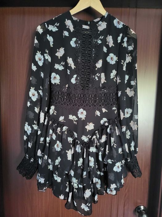 Ассиметричное шифоновое платье декорированное кружевом