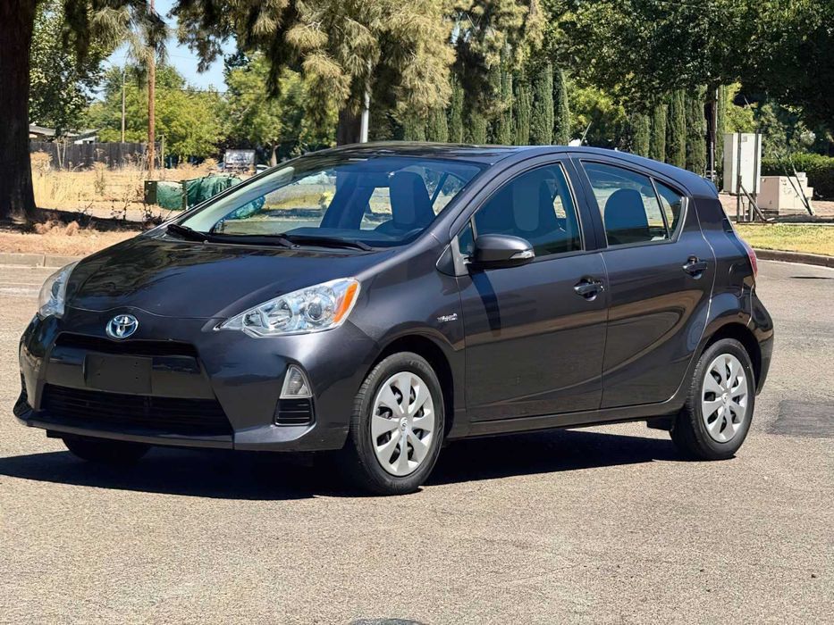 Toyota Prius Four      2014