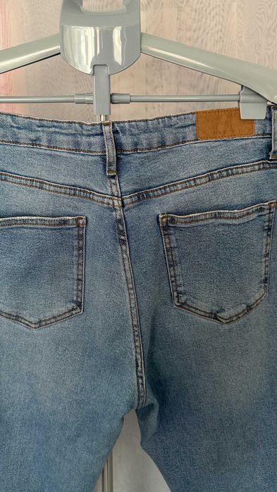Jeansowe spodnie dzwony Stradivarius 44