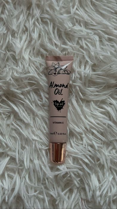 Olejek do ust Almond Oil uzywany