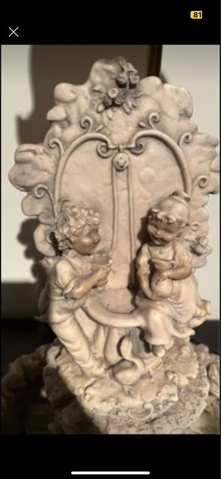 Candeeiro e fonte de água.