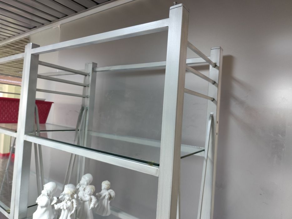 Dois módulos de prateleiras, estrutura em ferro e prateleiras em vidro