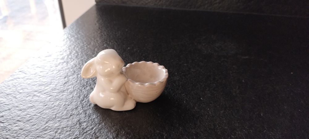 Figurka ceramiczna  zajączek na jajko