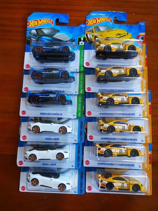 Miniaturas hot wheels  nissan com portes incluídos