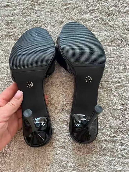 Sandały w kolorze czarnym