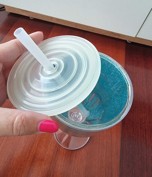 Copo alto às riscas azuis com brilhantes e palhinha