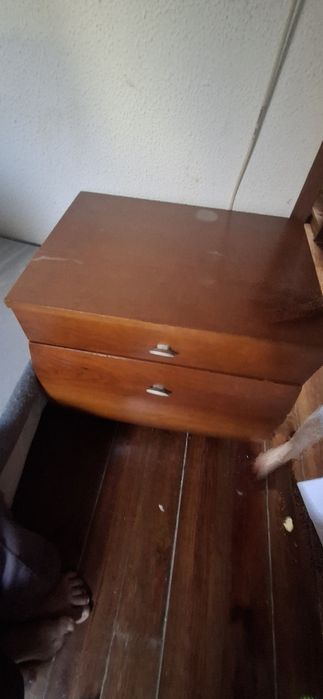 Par de Mesas de Cabeceira em Madeira (2 Unidades) – Design Curvo