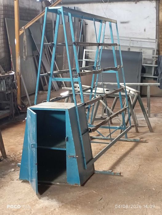 CAVALETE para colocar em carrinha de caixa aberta.