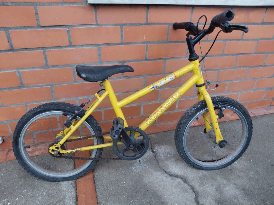 Bicicleta de criança roda 16 a precisar de pneus e câmaras novas 15€