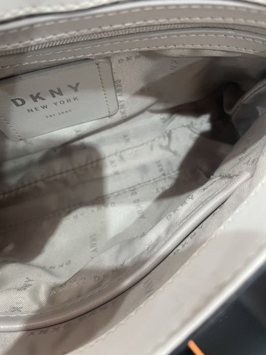 Torebka skórzana DKNY Jaye biała z łańcuszkiem na komunie, wesele