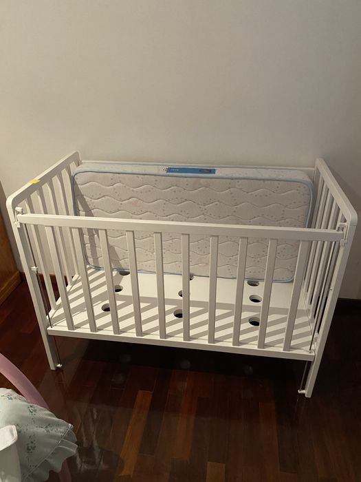 2 Bercos um de madeira macica e outro de madeira